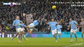 「スーパーゴール！」「吹っ飛ばした…」 体を投げ出して爆速で飛び込む→衝突した相手DFが空中一回転してねじれ飛ぶ！ エグすぎる衝撃ヘッド弾が炸裂した瞬間