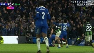 「大丈夫か？」命にかかわる超危険事故にスタジアム騒然　競り合い後、頭から首が曲がった状態で落下…流血しながらプレー続行する衝撃シーンに「本当にヤバい」ファンから心配の声