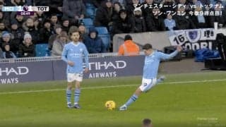 敵も味方もハメられた… どっちが蹴るか？ 絶妙すぎる“トリックセットプレー”→美しい弾道のクロスがオウンゴールを誘発した瞬間 ラインが乱れた一瞬を狙い撃ち