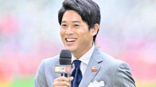 「Jリーグに俳優来たんだが」「さすがに事件やろ」内田篤人氏、Jリーグアウォーズでの“濃紺スーツ姿”が「カッコ良すぎる」と話題に！ SNSでファン騒然