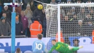 「当たったら死ぬだろ…」強烈な弾丸シュートが試合を見てない警備員に飛んでいく襲いかかる瞬間　一体、何が起きた？背中にガッツリ直撃する衝撃シーン