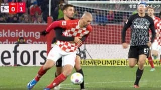 スタジアムから大ブーイング！「えっ？俺？」抱きつきホールドされたマインツFWのファウル判定に「逆でしょ」などの声、しかし実は肘が顔面に…