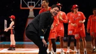 広島・新井監督がB1コラボ参戦し爆笑ズッコケ劇「励まし合う空気が広島のいいところ」