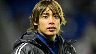 「は？かわいすぎるやろ」「似合いすぎ」伊東純也、スタッド・ランスの「黄金期ユニフォーム風Tシャツ」の着用姿が話題に！ 新発売となった復刻ウェアのモデルに抜擢