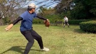 70歳と思えぬ剛速球「化け物ですね」　元阪神の息子ビックリ…プロ選手は父も凄かった