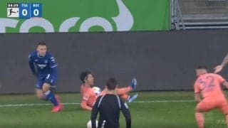 ジャガー・浅野拓磨がブチギレ！怒りの叫びがスタジアムに響き渡った瞬間　DF2人から執拗なマークで挟み撃ち！背後から押される→鬼タックルでブッ倒された瞬間