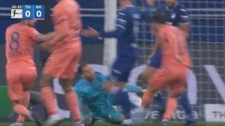 「死ぬだろ…」「エグすぎる」ジャガー・浅野拓磨が“殺人級ショット”を炸裂した瞬間　ファウルで転倒したGKに至近距離からシュートをブッ放す