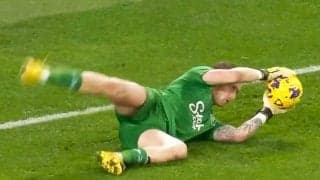 スタジアムは大爆笑＆大ブーイング！イングランド代表GKが不必要な突然ゴロンの奇行、ファンサだった？煽りだった？