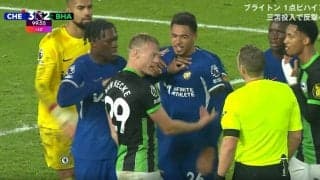 「審判大丈夫？」「無茶苦茶や」主審相手に乱闘寸前！VARでPK回避→CKに「はぁ？」ブライトンの選手がレフェリーに食ってかかった緊迫シーン