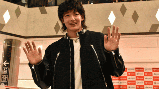 7時から行列、1000人のうち女性が8割　イケメン右腕が見せたサプライズの“神対応”