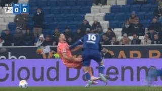 審判にブチギレ！「カード出せよ」「どこ見てんだよ！」 背後から危険タックル→顔面にヒザ蹴りで追い討ち　物議を醸す危険プレーの連発