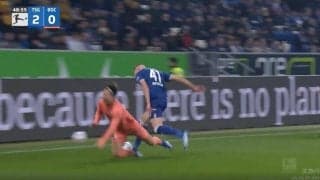 「危ないだろ！」「怪我させんなよ」ジャガー・浅野拓磨が背後から“高速殺人タックル”で吹っ飛ばされた瞬間 あまりの痛さに大回転→悶絶する衝撃シーン