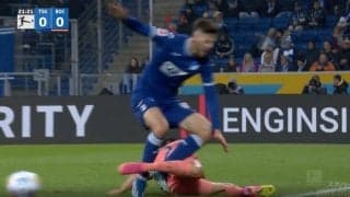 足首を破壊するレベル！「これは痛い…」 場外まで吹っ飛ばされた“2段式スライディングタックル”が炸裂した瞬間 足を折り返して豪快に刈り取る危険プレー