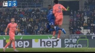 「血が出てる！」「これは痛すぎる…」強烈ヘッドバッド一発でまぶた裂傷→後頭部強打して吹っ飛ばされた瞬間　激しすぎる空中戦で起きた超危険プレー