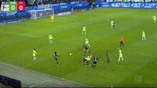 あれでファウルかよ！鬼メンタル・堂安律が重心低い“高速タックル”で相手を吹っ飛ばした瞬間　判定にイラッ！納得いかず主審に抗議