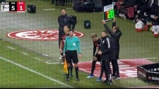 スタジアムが大歓声に揺れる！「もはや伝説」「存在感が違う」カイザー・長谷部誠が大記録を達成！クラブ最多出場記録を更新 フランクフルト230試合目の出場を達成した瞬間