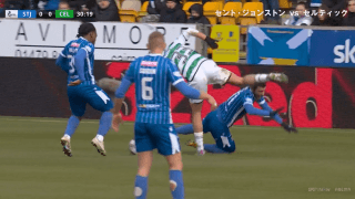 あわや大惨事！激しい競り合いから絡まり合って大転倒！腕を踏みつけスパイクが頭頂部にヒット…ピッチに突っ伏して動かなくなった緊迫のシーン