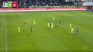 「メッシかよ！」「エグすぎる」堂安律がDF3人をブチ抜いてドリブルで強行突破した瞬間　倒されても圧倒的フィジカルで立ち上がる驚異のキープ力