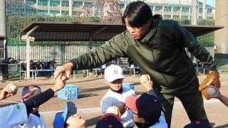 “ミス誘発”するキャッチボールの捕り方　つかめぬ距離感…上達に必要な「早期改善」
