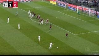 スタジアム騒然！「マジかよ」「え！そこで？」 ピッチ上の全員が騙された…意表をついたフリーキックが炸裂した瞬間 バイエルンの闘将・キミッヒが仕掛けた“超頭脳プレー”