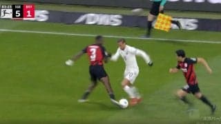 「鉄壁すぎる」カイザー・長谷部誠がエースを封じる圧巻ディフェンスを炸裂した瞬間　完璧すぎる連携プレーでバイエルンの10番・サネを無力化