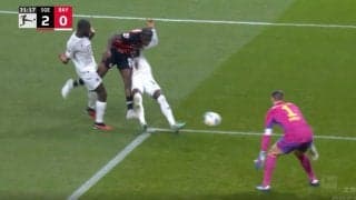 王者・バイエルンが絶望した瞬間 ナメきった守備陣の隙を突く！ DF2人をブチ抜いて強引にドリブル突破→倒れながらねじ込んだ執念のゴール