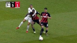 批判殺到！「退場だろ」「何やってんの？」 背後から首を絞める暴力行為が起きた瞬間 大量失点した不甲斐ないパフォーマンスにストレスか？ 物議を醸した超危険プレー