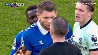 一触即発！危険すぎるタックル炸裂の瞬間　セネガル代表MFのラフプレー巡り両チーム選手が猛抗議「めっちゃイエローやな」「後ろからいっちゃいましたね」