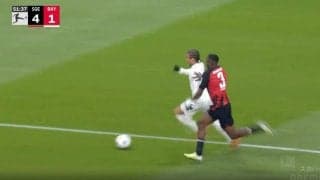 「速すぎる…」「余裕で追いついた」“最高時速35キロ”バイエルン・サネの爆速ドリブルが止められた瞬間　カイザー・長谷部誠に憧れる若きエクアドル代表DFの“驚速スピード”がエグすぎる