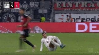 突然、ピッチに倒れた！「えっ、嘘でしょ」「運にも見放された…」 史上最速の交代劇？途中出場1分で退場する衝撃シーン 視聴者も困惑したまさかの瞬間