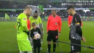 え！そっちに投げるの？「ウソだろ」「初めて見ました…」キックオフ直前に起きた衝撃の瞬間　主審のコイントスがクセが強すぎると話題に