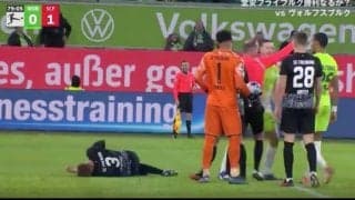 しつこいマークにブチギレ！「退場だろ」「審判何してんの？」あわや一触即発！怒りのパンチを見舞った瞬間　危険プレーも口頭注意だけで物議を醸す