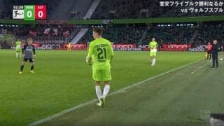 堂安もビックリ！？ 解説者も理解できない“謎の判定” 突然鳴ったホイッスルに選手たちが困惑した瞬間　ヴォルフスブルクDFの絶妙スローインが取り消し