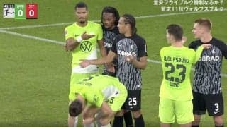 オレ、何もやってねえよ？「自作自演」「コントかよ！」 頭が顔面に直撃→実は味方が原因だった決定的瞬間 ボックス内の混戦で小競り合い発生もまさかの珍プレー