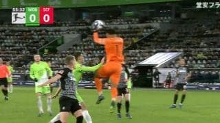 スタジアム騒然！「大丈夫か？」「痛いだろ…」 空中で飛びだしたGKが膝を突き出して“強烈ボディアタック”→相手ごと地面に叩きつける超危険プレー