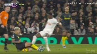 1秒ごとに高速タックル発射！「これが南米流」激しすぎる連続スライディングが炸裂した瞬間　1人目は両足タックル→2人目はスルーパス阻止… チームのピンチを救う鬼ディフェンス