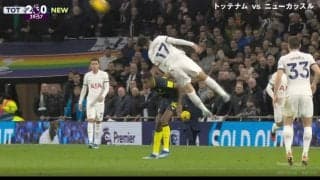 スタジアム騒然！「立ちあがれるか？」「エグすぎる…」 空中戦の競り合いで衝突→腰から地面に急落下した危険シーン アルゼンチン代表DFが激痛で悶絶ノックアウト