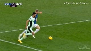 まるで重戦車！190センチ超え大型ストライカーVS超大型センターバックの球際バトルがエグすぎる瞬間 強引ドリブルを鬼ブロック「迫力ありますね」解説者も脱帽