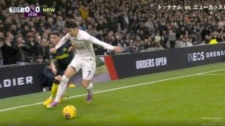 判定に賛否！「完全にヒジ使ってる」「大袈裟だろ」 爆速ラン→強烈エルボーが顔面に直撃した問題シーン 韓国代表ソン・フンミンのタックルが物議を醸す