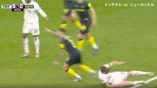 スタジアムに響く断末魔の叫び！「バチバチだな」「ボールに触ってないw」 危険すぎる“報復タックル”が炸裂した瞬間 ボールを奪った直後に出場停止覚悟のラフプレー