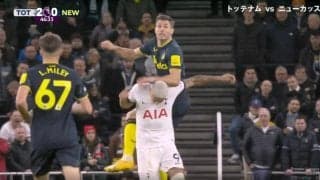 スタジアム騒然！「バケモノ？」「不死身かよ…」 激しく吹っ飛ばされて地面に転倒→すぐに復活 ブラジル代表FWの人間離れしたフィジカルがスゴすぎる瞬間