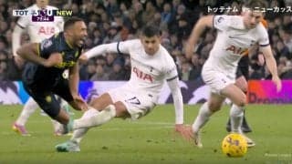 サポーターがブチギレ！「退場だろ」「酷すぎる」 悪意しかない殺人タックルが炸裂した瞬間　アルゼンチン代表DFが物議を醸すラフプレー→嘘バレバレの演技