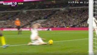 スタジアム騒然！「マジかよ」「え！触ってるの？」ほんの足先でコースをずらした“神スライディング” あわやオウンゴールの危険位置で炸裂した超スーパープレー
