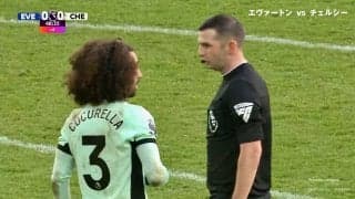 髪引っ張られ事件再び勃発！「やり合ってるw」チェルシーの長髪DFが密着ディフェンス→ヘアスタイル悪用され引き倒される瞬間が話題 「これが僕のスタイル」本人は淡々とコメント