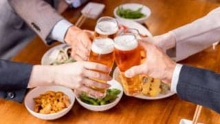 忘年会で要注意のアルハラ！「勝手に〇〇される」、約半数がハラスメントと認識