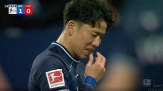 スタジアム騒然！浅野拓磨の“衝撃的な行動”が話題に　抗議するサポーターがピッチに投げ込んだチョコを食べていた！ 5得点目より注目された“もぐもぐタイム”の瞬間