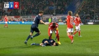 あわや一触即発！「お前、何してんだよ！」 浅野拓磨がドリブルを仕掛けた瞬間に強烈タックルで吹っ飛ばされた瞬間　悪質ファウルにチームメイトが一斉で駆けつけて大集合