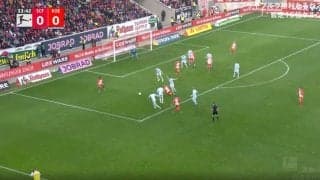 ファウルか、ノーファウルか？ 堂安律がPK獲得を狙った“巧みな駆け引き”を炸裂した瞬間　ボックス内でパスを引き出す→相手選手との接触の末に転倒するマリーシアなプレー