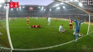 誤審か？ VARが“報復タックル”を見逃した瞬間　3人連続でピッチに倒れる危険プレーが発生 顔面に強烈エルボー直撃で1人ノックアウト→速攻で空中タックルで2人吹っ飛ばされる