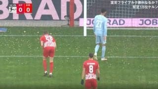 サポーターがブチギレて試合中断！「食べたら浅野みたいにゴール決められるぞ」堂安フライブルグでも暴動行為　前半12分に応援ボイコット！大量のコインチョコが投げ込まれた瞬間
